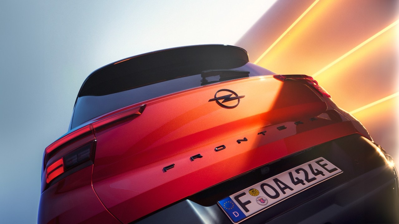 Dettaglio del lato posteriore di un Nuovo Opel Frontera arancione