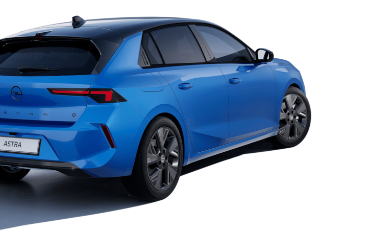 Vista laterale posteriore di Opel Astra blu con cerchi e tetto neri
