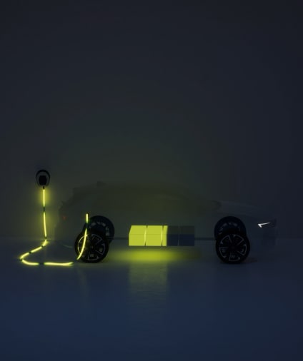 Un’auto elettrico trasparente con la batteria in carica