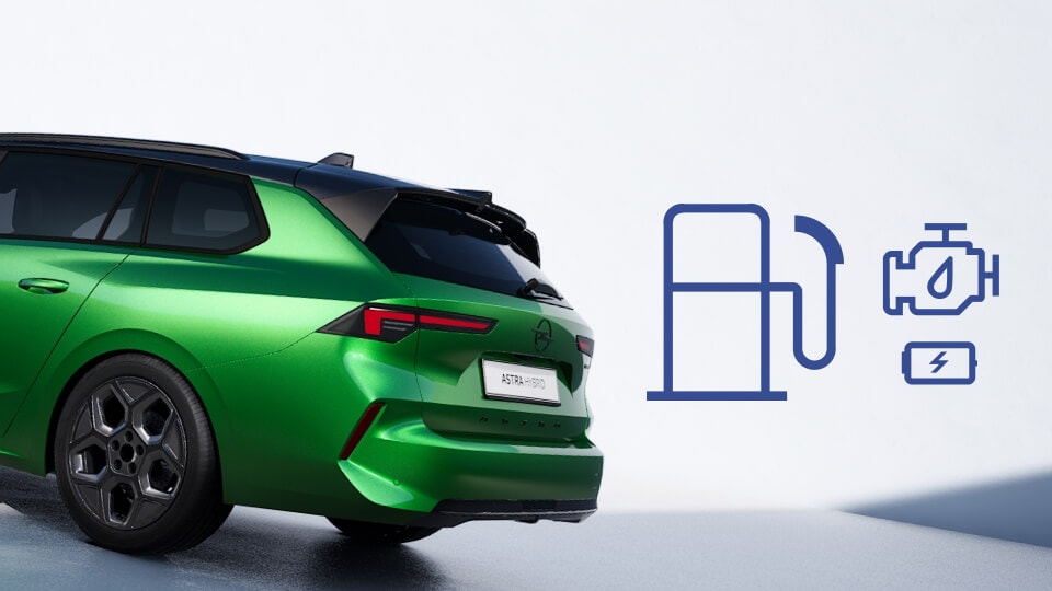 Vista posteriore di Opel Astra Hybrid in verde