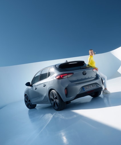 Vista posteriore di un’Opel compatta grigia