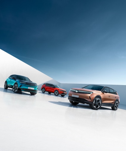 Tre SUV Opel di colori diversi parcheggiati uno accanto all'altro