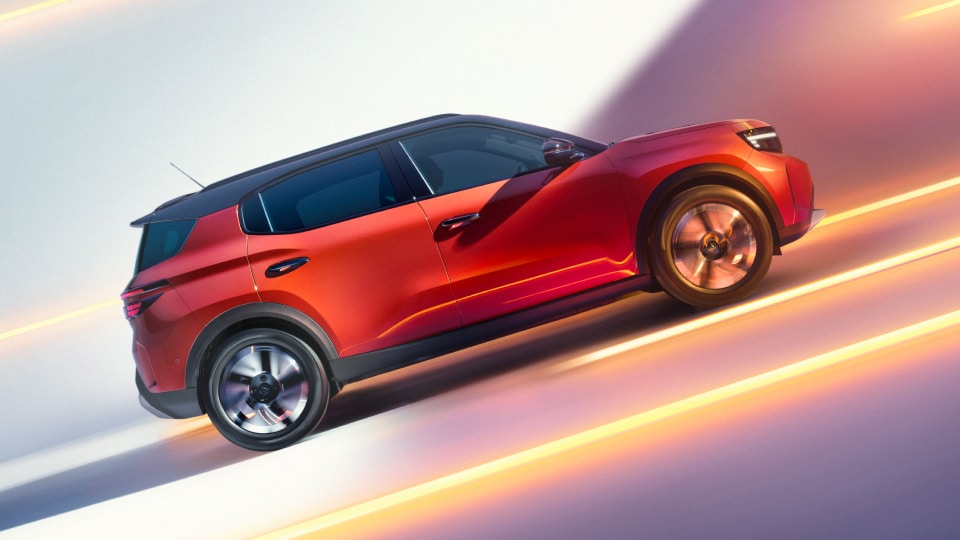 Front side view of the Opel Frontera in orange