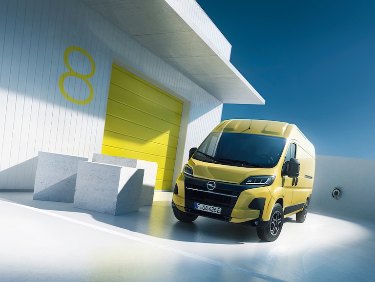 Vista frontale di un Opel Movano Electric
