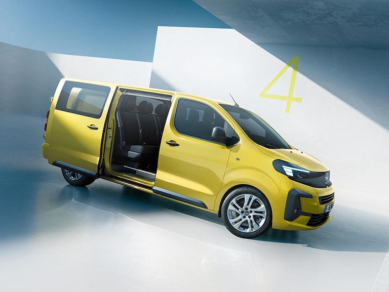 Vista laterale di un Opel Vivaro giallo con portiera scorrevole posteriore aperta.