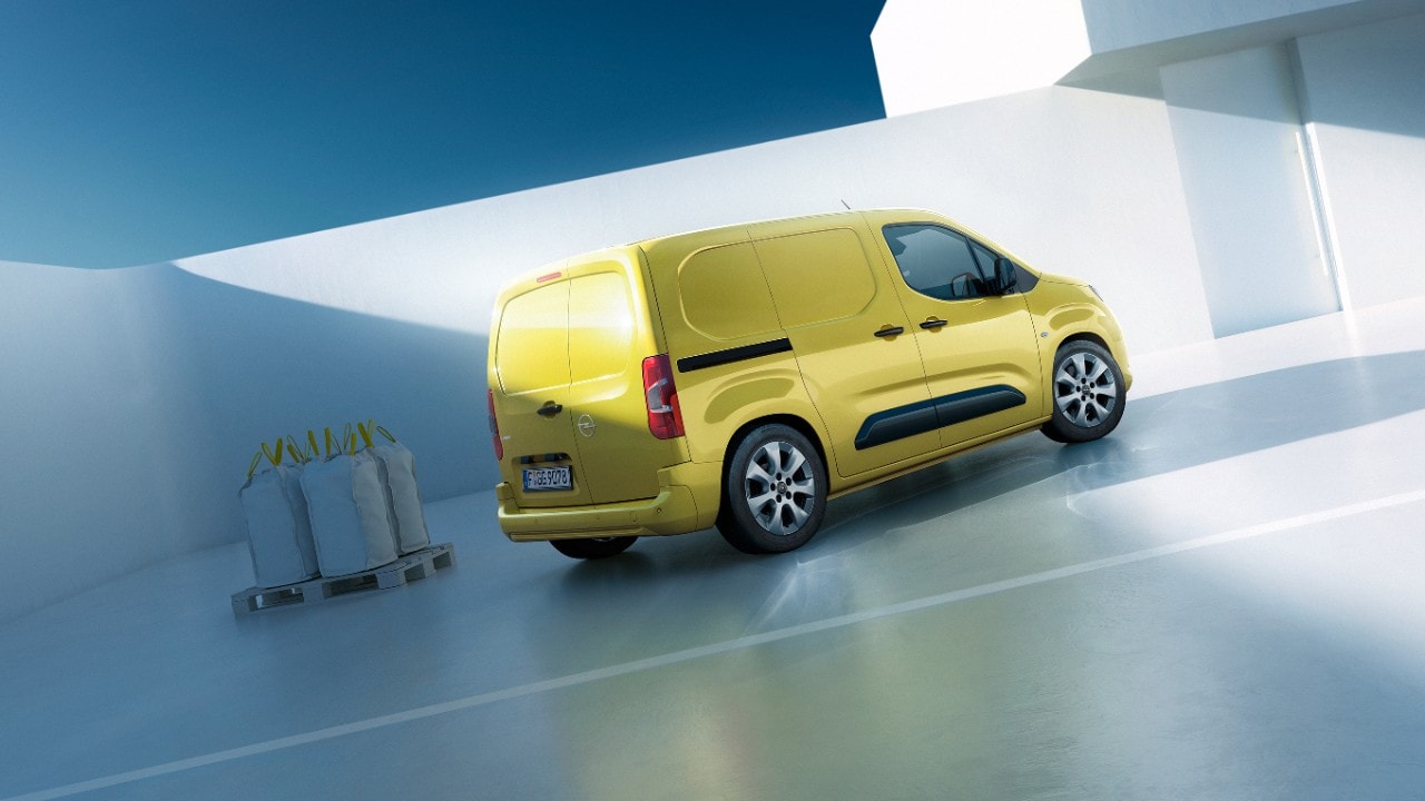 Vista posteriore di un Nuovo Opel Combo Cargo giallo