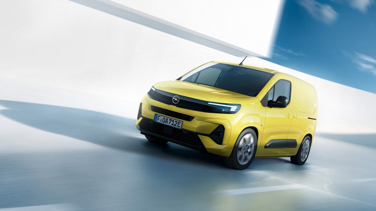 Vista laterale anteriore di un Nuovo Opel Combo Electric Cargo giallo