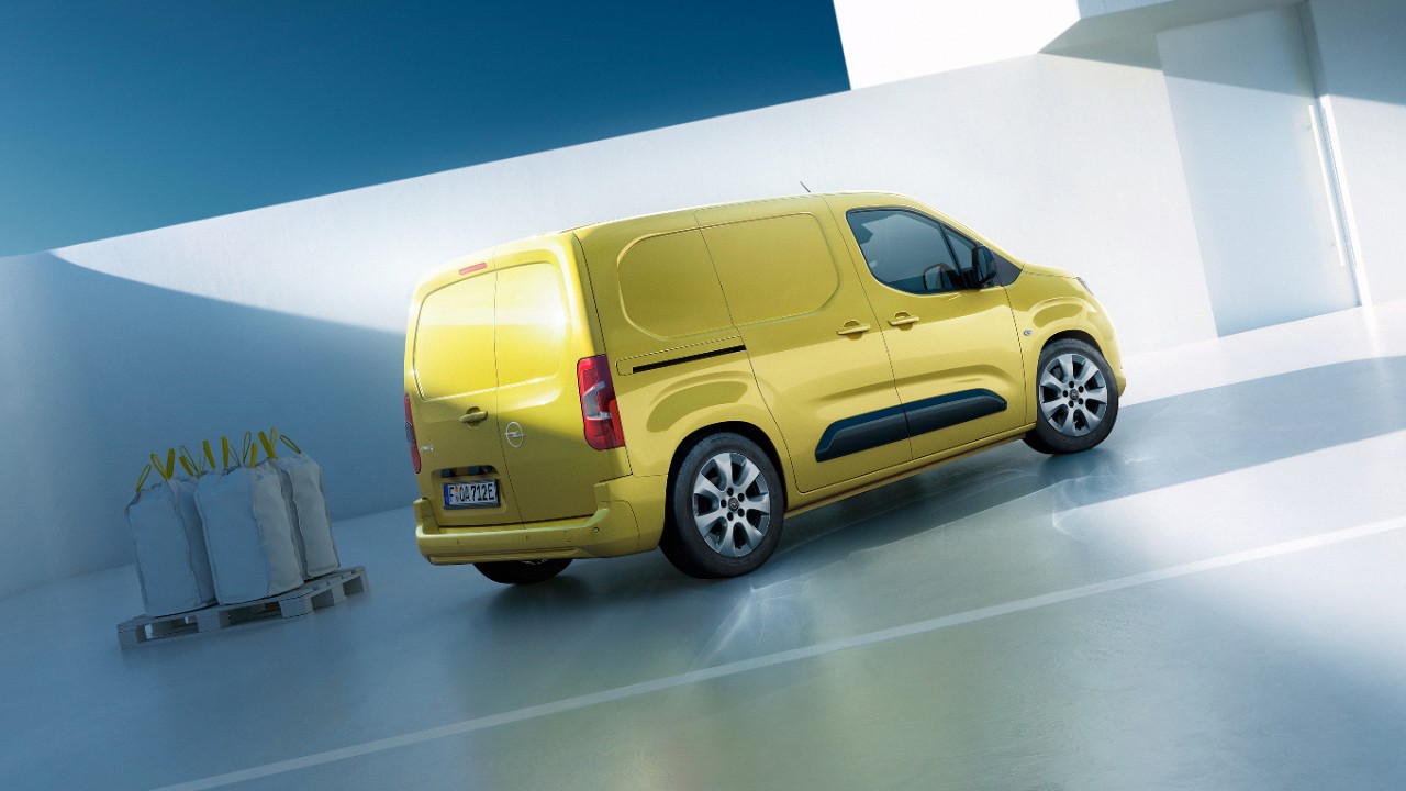 Vista laterale posteriore di un Nuovo Opel Combo Electric Cargo giallo