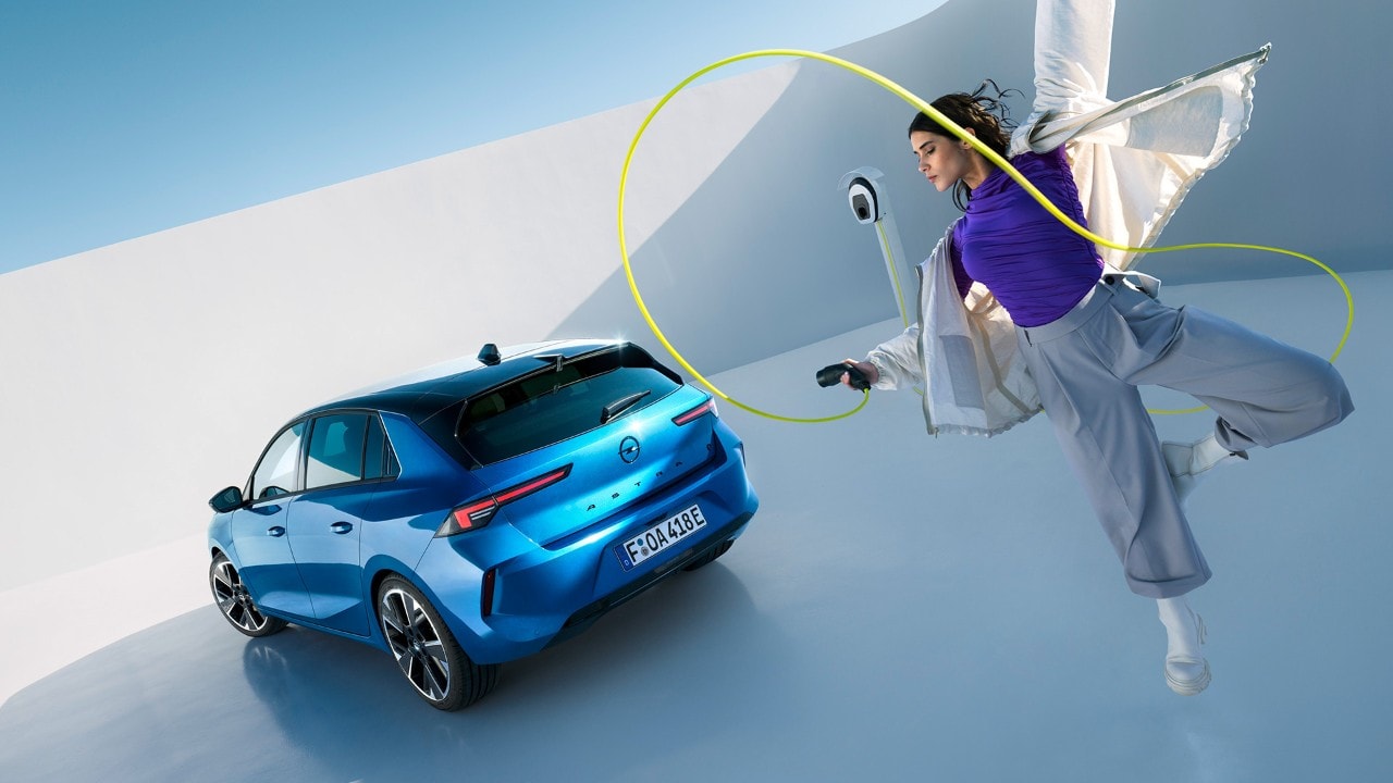 Vista posteriore di una Opel Astra Electric blu