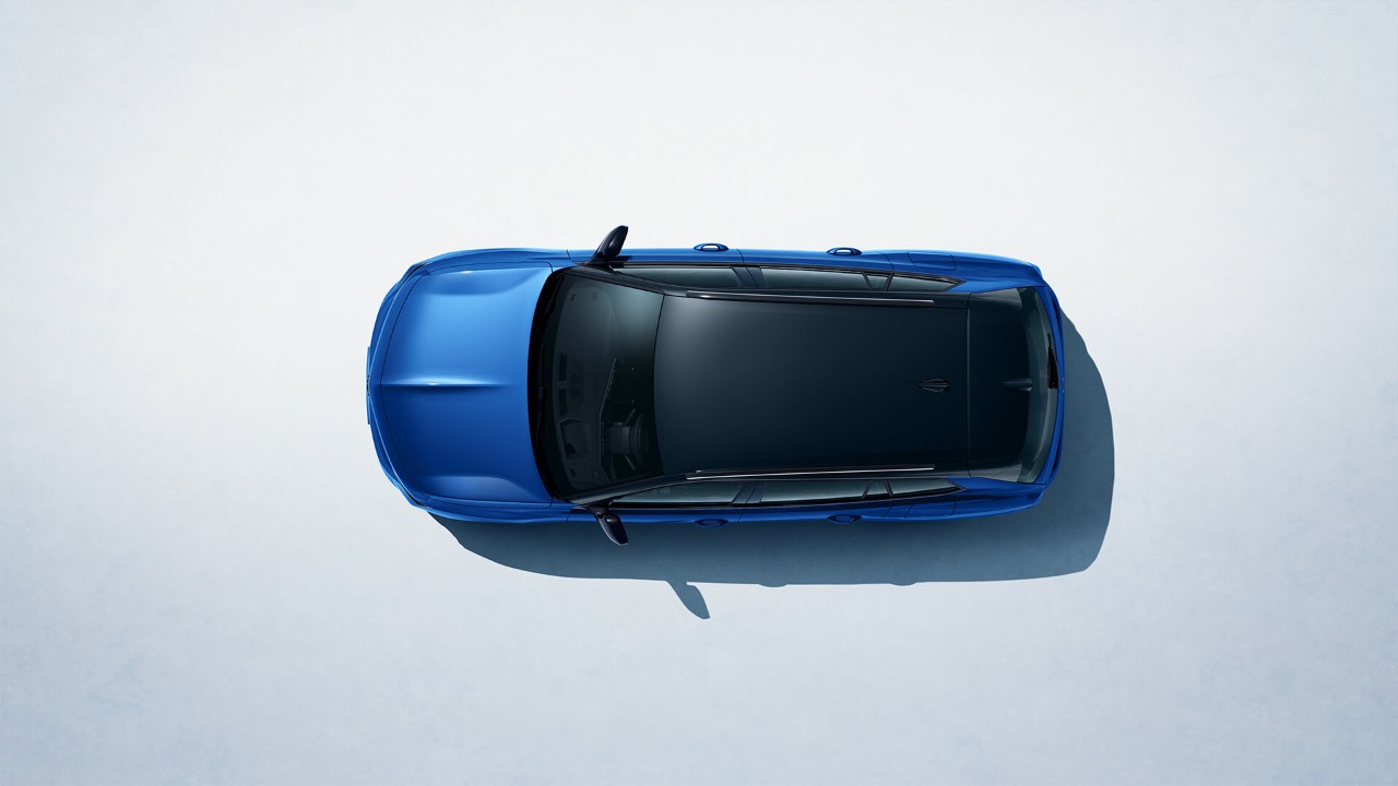 Vista dall'alto di una Opel Astra Sports Tourer blu con tetto nero