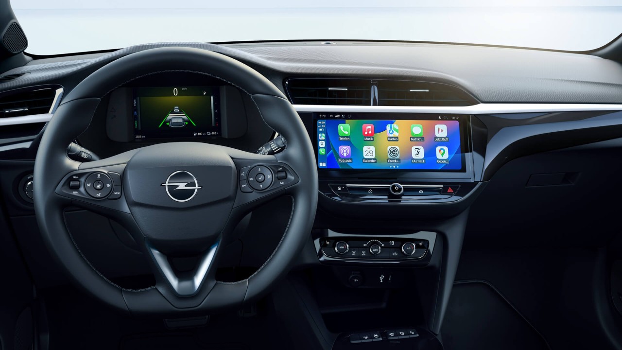 Vista del posto di guida di Opel Corsa Electric con Apple CarPlay attivato