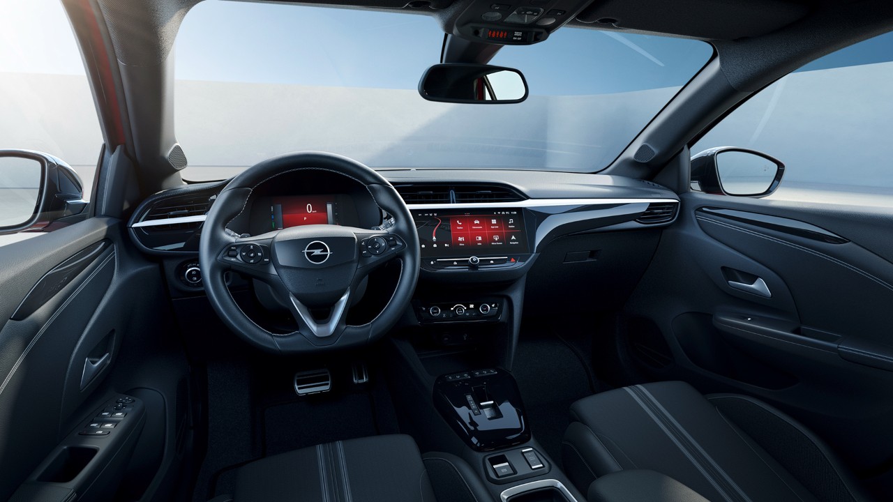 Vista degli interni neri dal posto di guida della nuova Opel Corsa