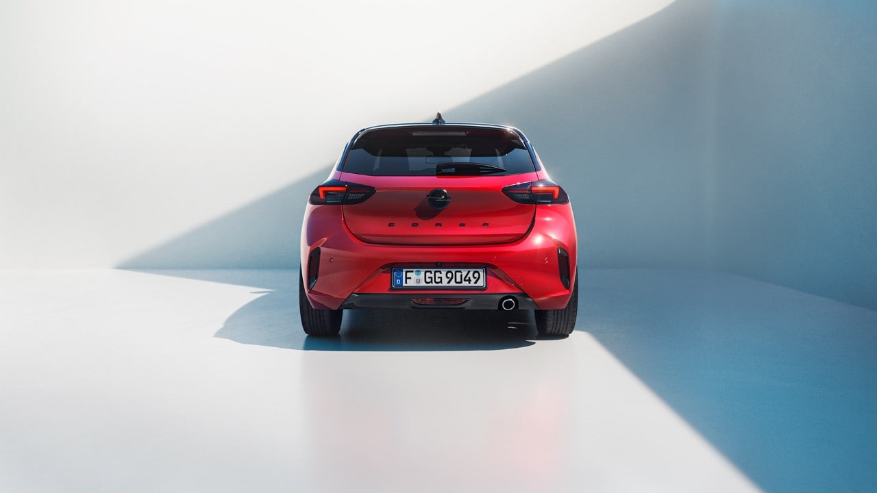 Vista posteriore della nuova Opel Corsa in colore rosso con tetto nero