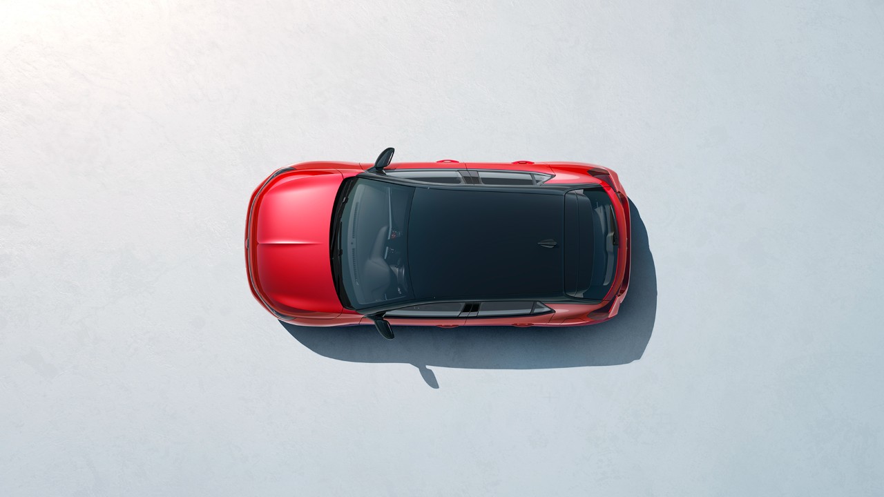 Vista dall'alto della nuova Opel Corsa di colore rosso con tetto nero