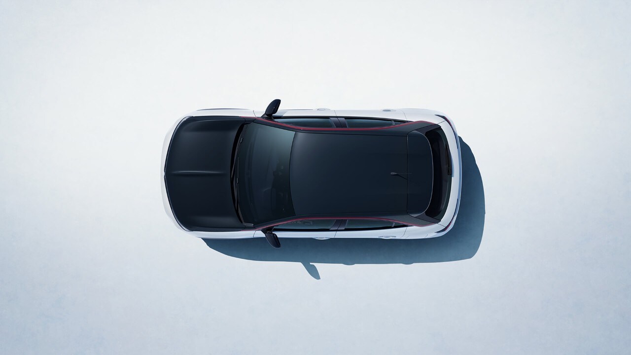 Vista dall'alto di Opel Mokka bianco con tetto nera