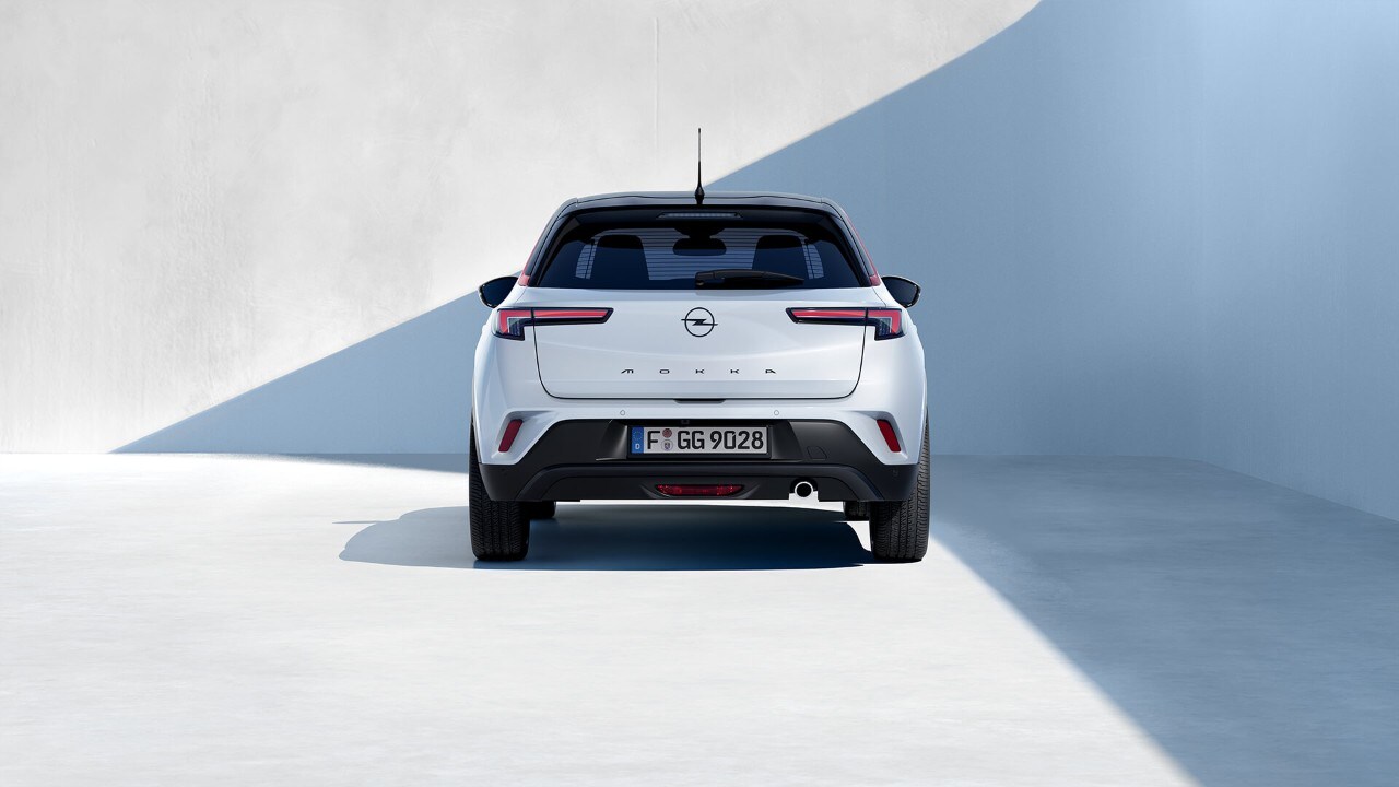 Vista posteriore di Opel Mokka bianco con tetto nero