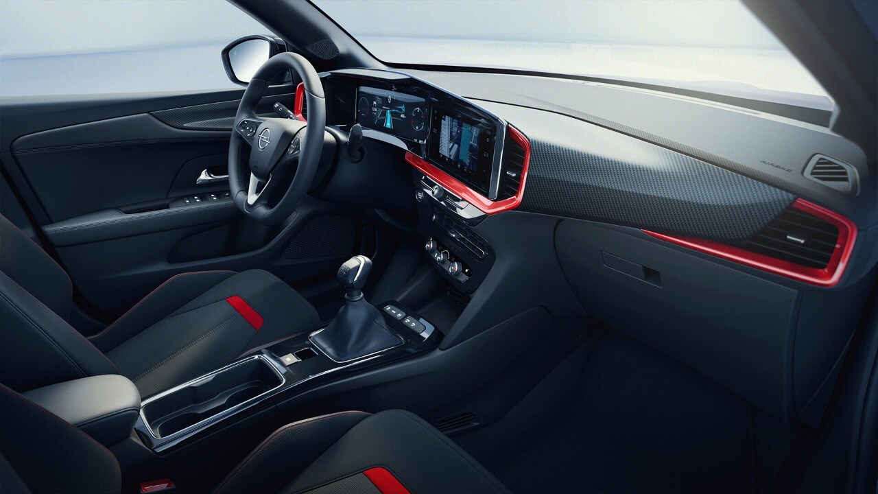 Vista interna di Opel Mokka con finiture rosse