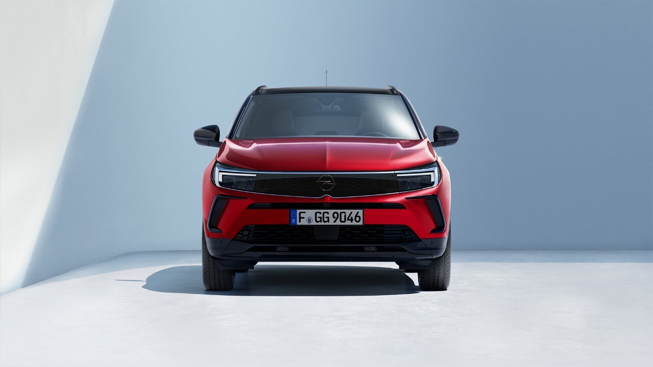 Vista frontale di un Opel Grandland rosso