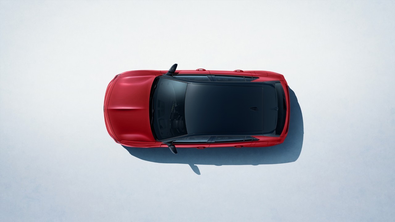 Vista dall'alto di Opel Astra rossa con tetto nero